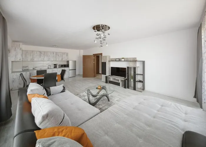 Next To Gondola Stylish And Charming 班斯科